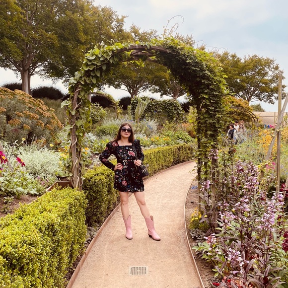 Meet your Posher, Gabriella - Picture 1 of 9